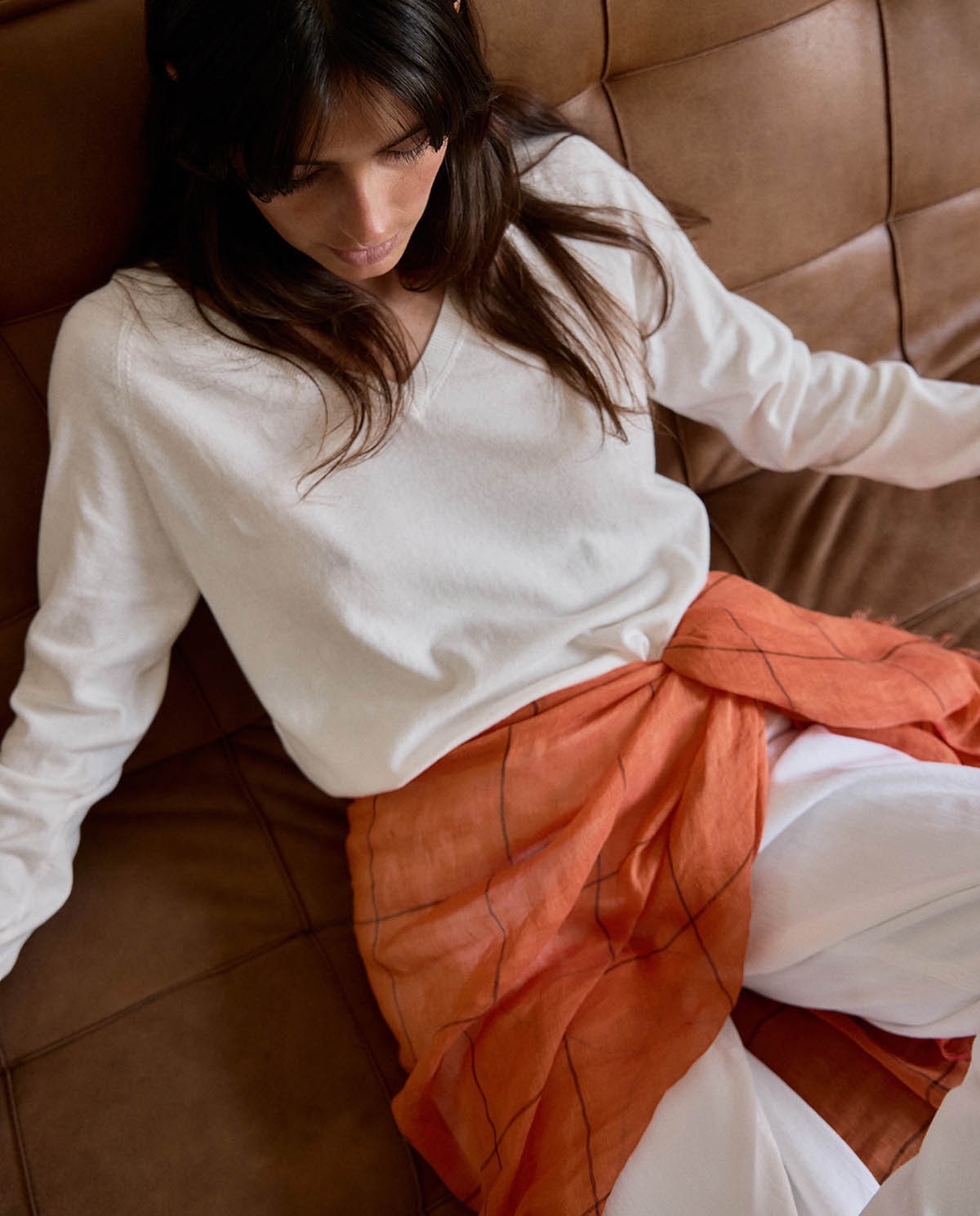 Jersey punto fino cuello pico en color blanco, vista frontal con detalle del tejido 2