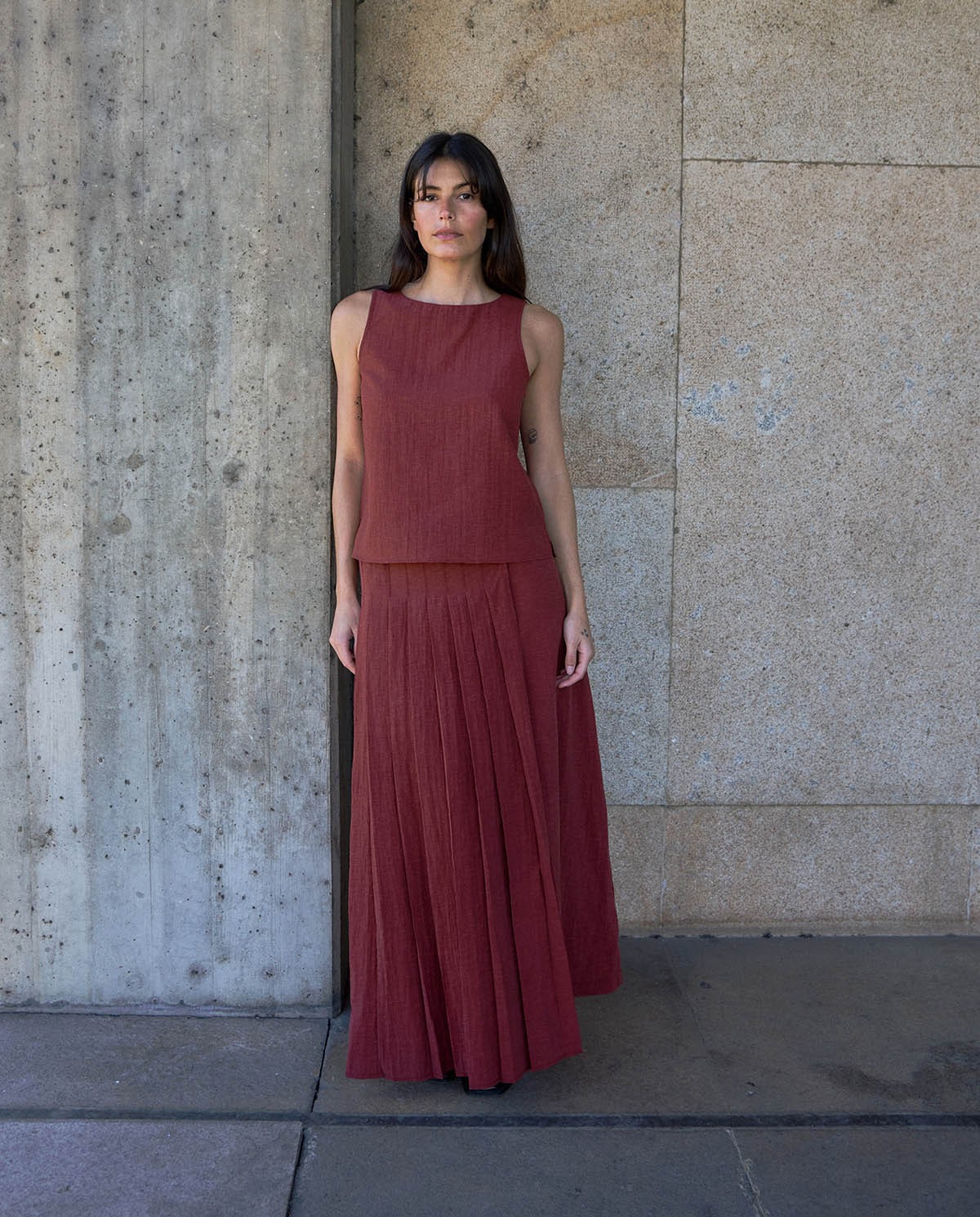 Falda larga doble capa extraíble en color terracota, vista frontal con detalle del tejido 1