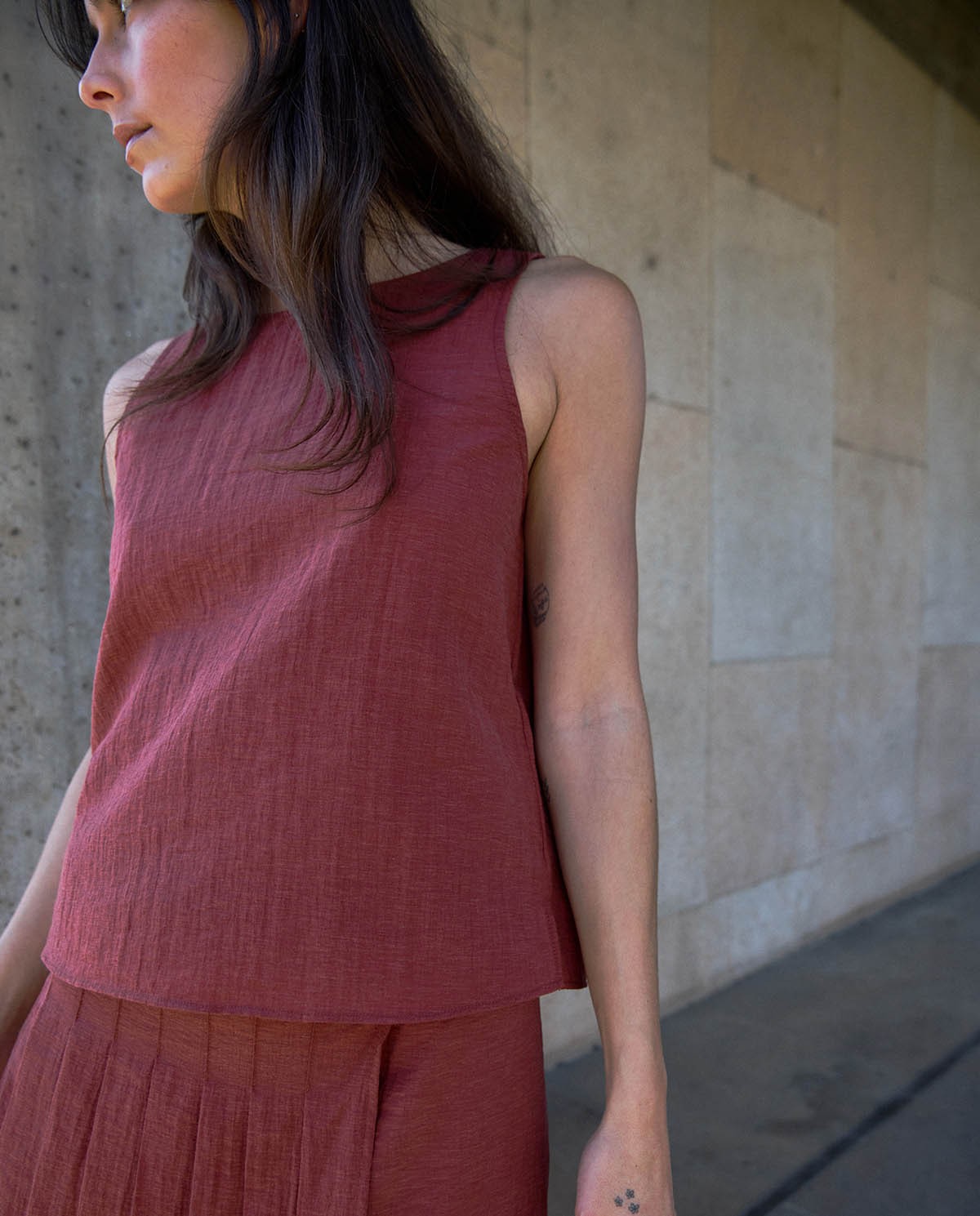 Top sin mangas escote redondo en color terracota, vista frontal con detalle del tejido 1