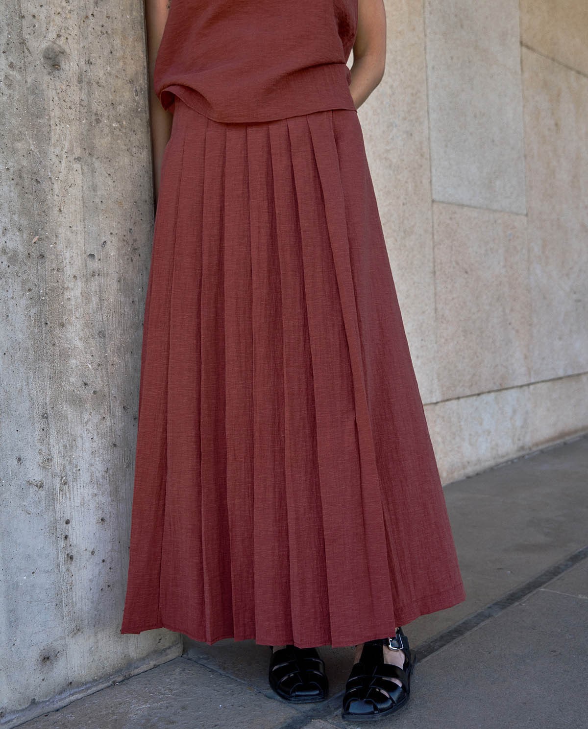 Falda larga doble capa extraíble en color terracota, vista frontal con detalle del tejido