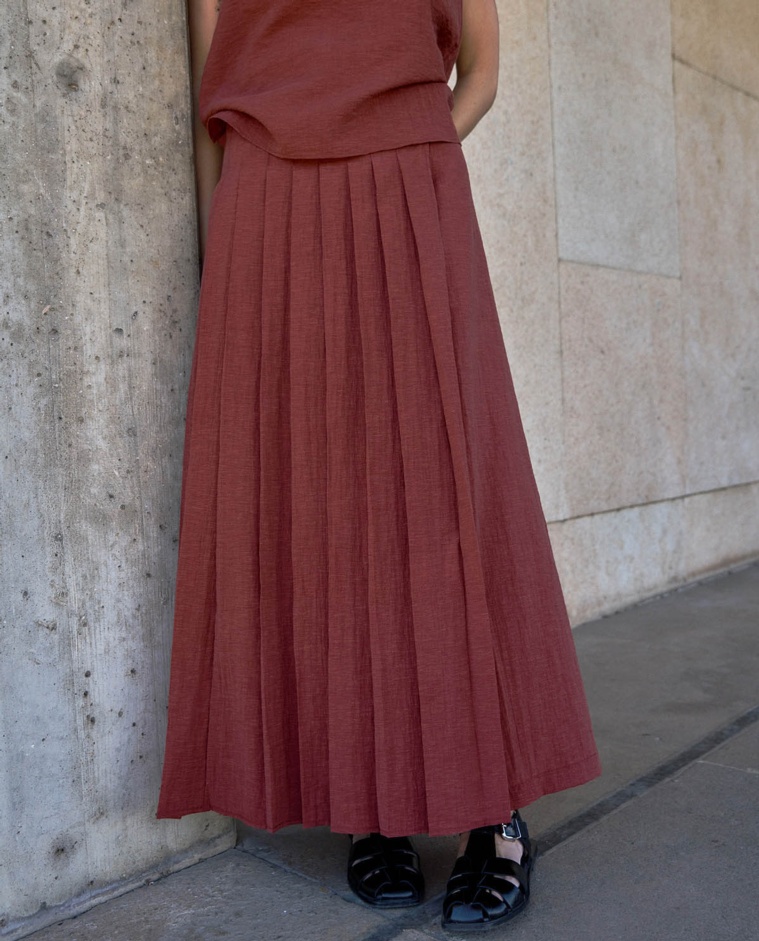 Falda larga doble capa extraíble en color terracota, vista frontal con detalle del tejido