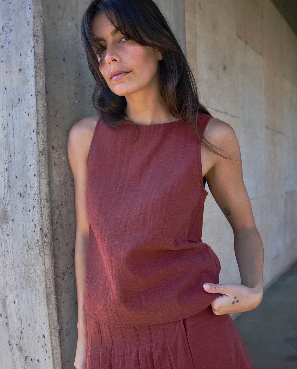 Top sin mangas escote redondo en color terracota, vista frontal con detalle del tejido