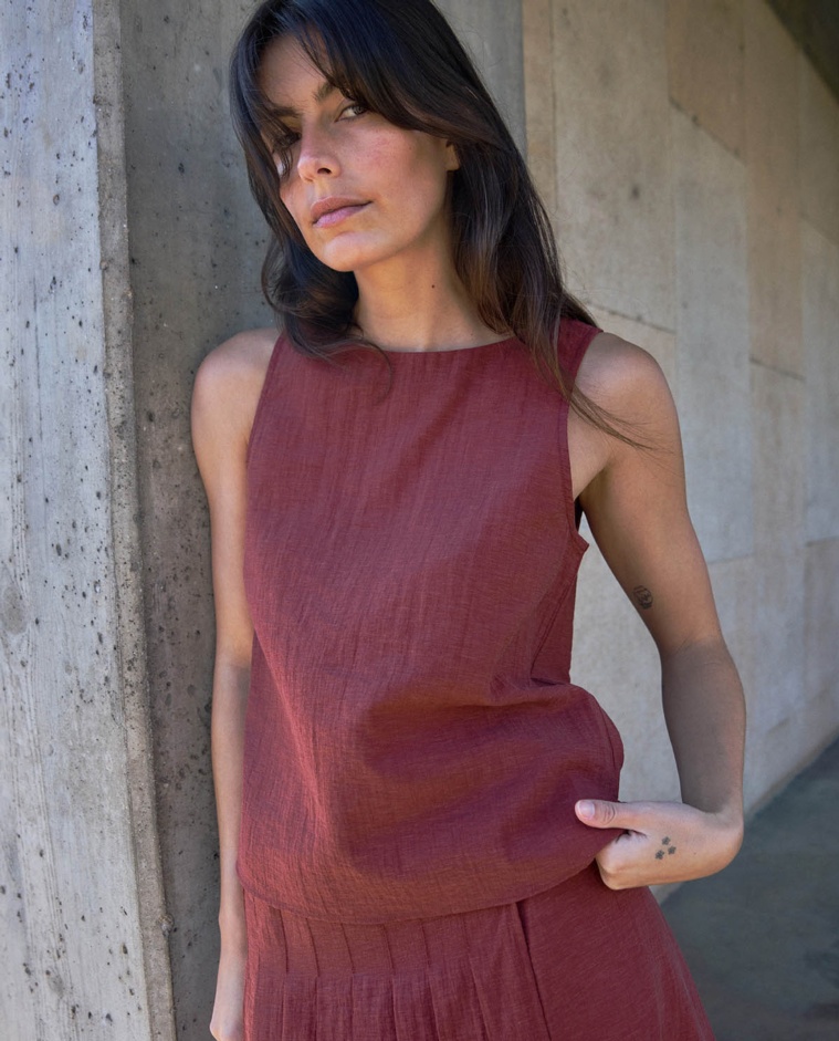 Top sin mangas escote redondo en color terracota, vista frontal con detalle del tejido