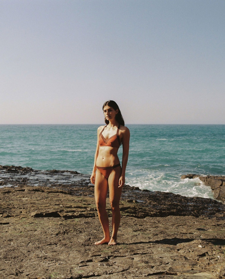 Top bikini bicolor cuello halter con aros en color marron choclate