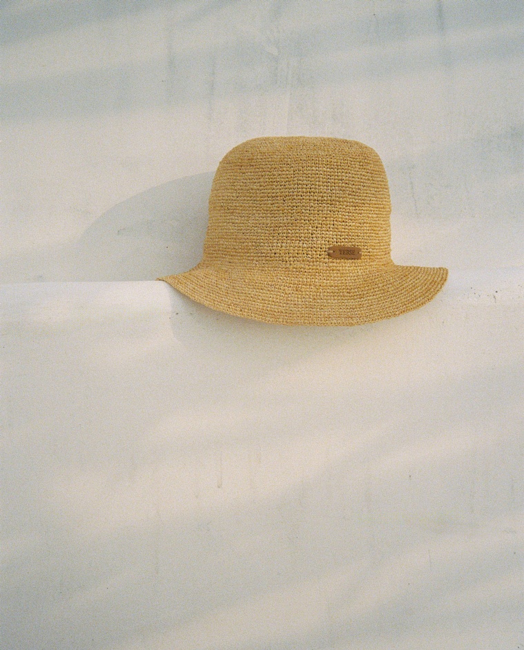 Sombrero bucket de rafia en color natural, vista frontal con detalle del tejido