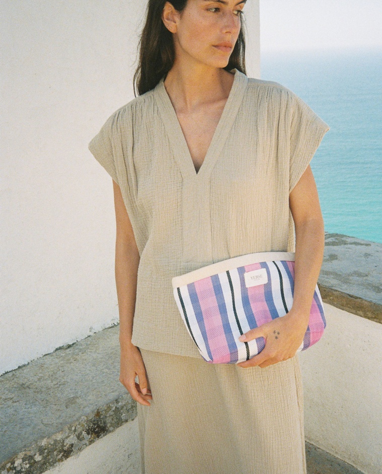 Neceser de rayas con cremallera en color Fucsia , vista frontal con detalle del tejido