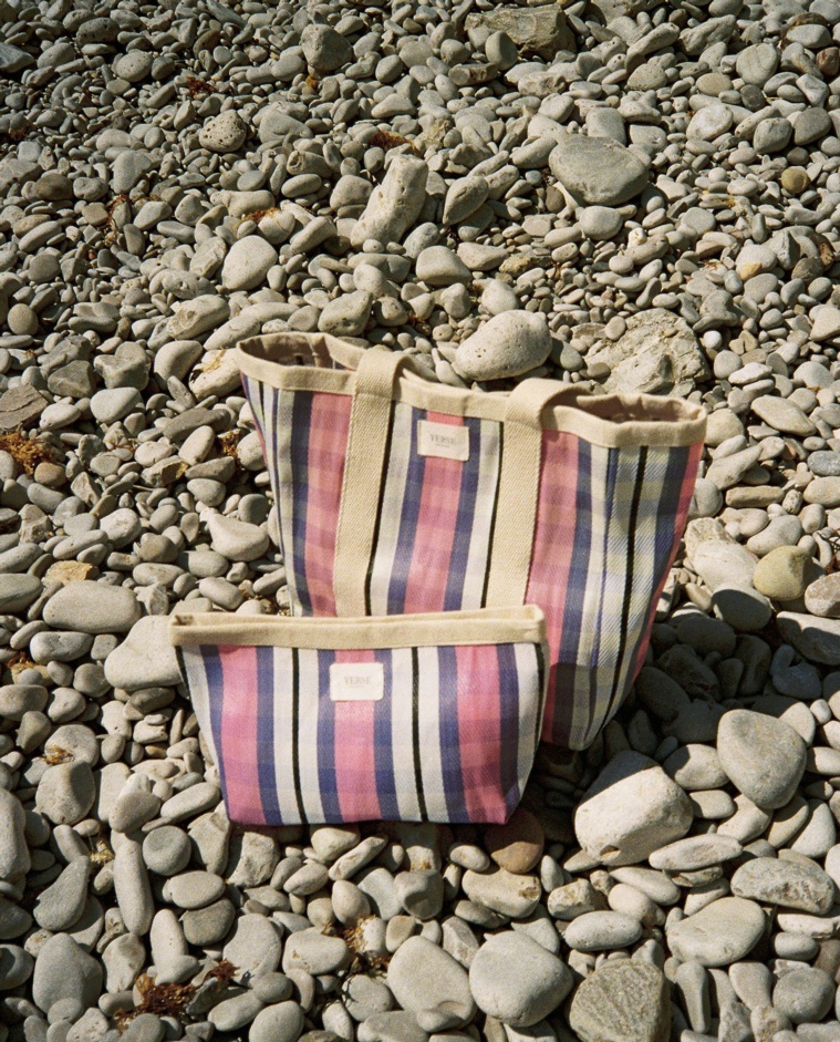 Bolso shopper rayas tejido ligero en color Fucsia , vista frontal con detalle del tejido