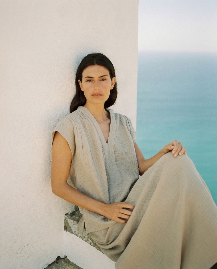 Top de muselina escote pico en color beig, vista frontal con detalle del tejido