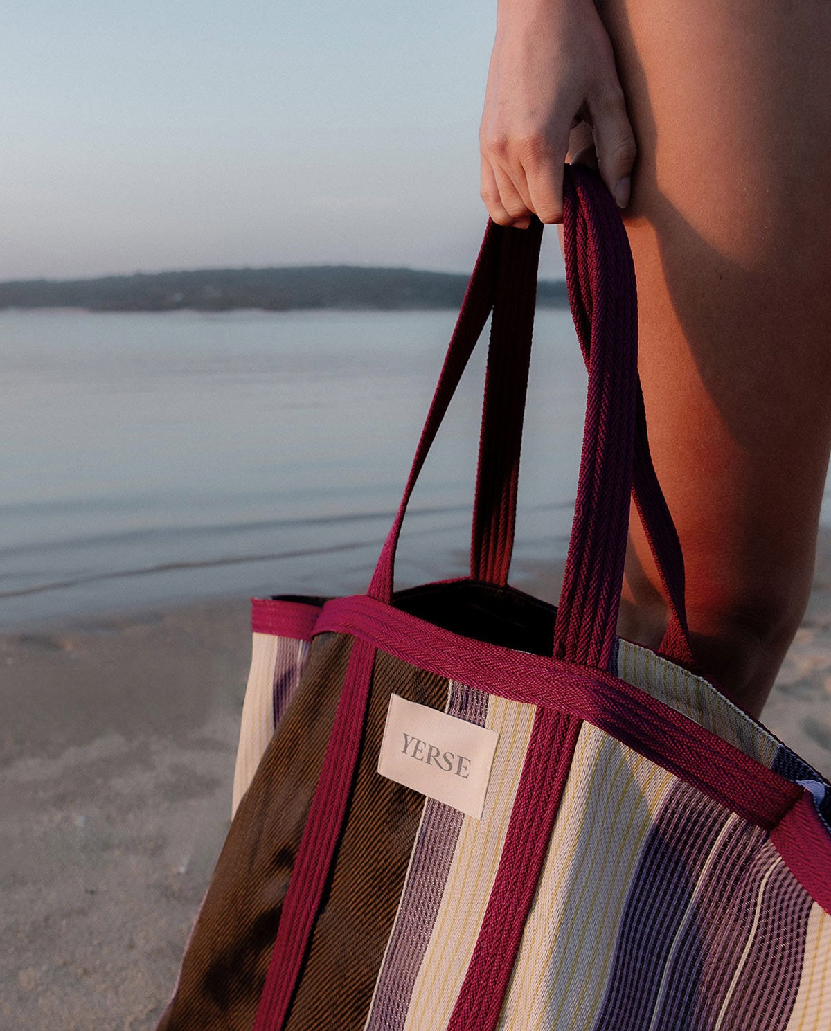 Bossa de platja estil shopper amb ratlles en tons liles, roses i morats 2