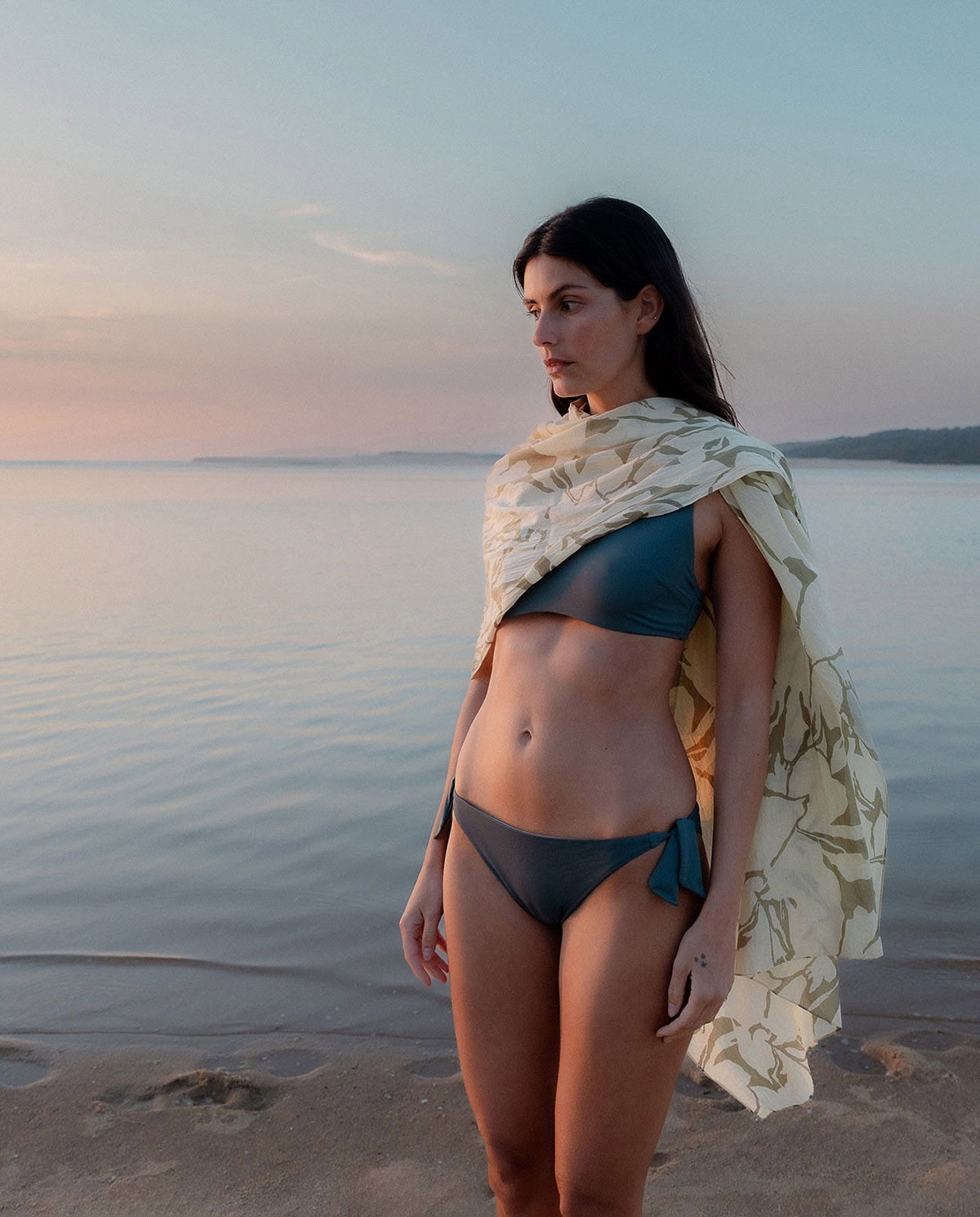 Top de bikini liso azul grisáceo con aros y tirantes finos 1