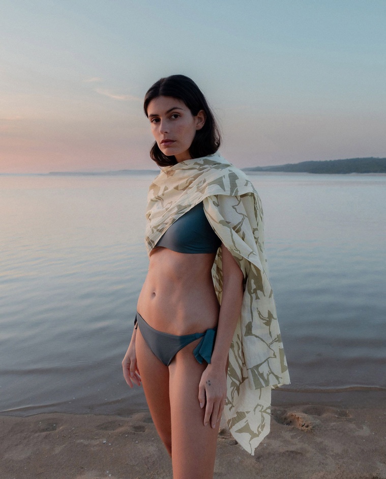 Braguita de bikini lisa azul grisáceo con lazos laterales