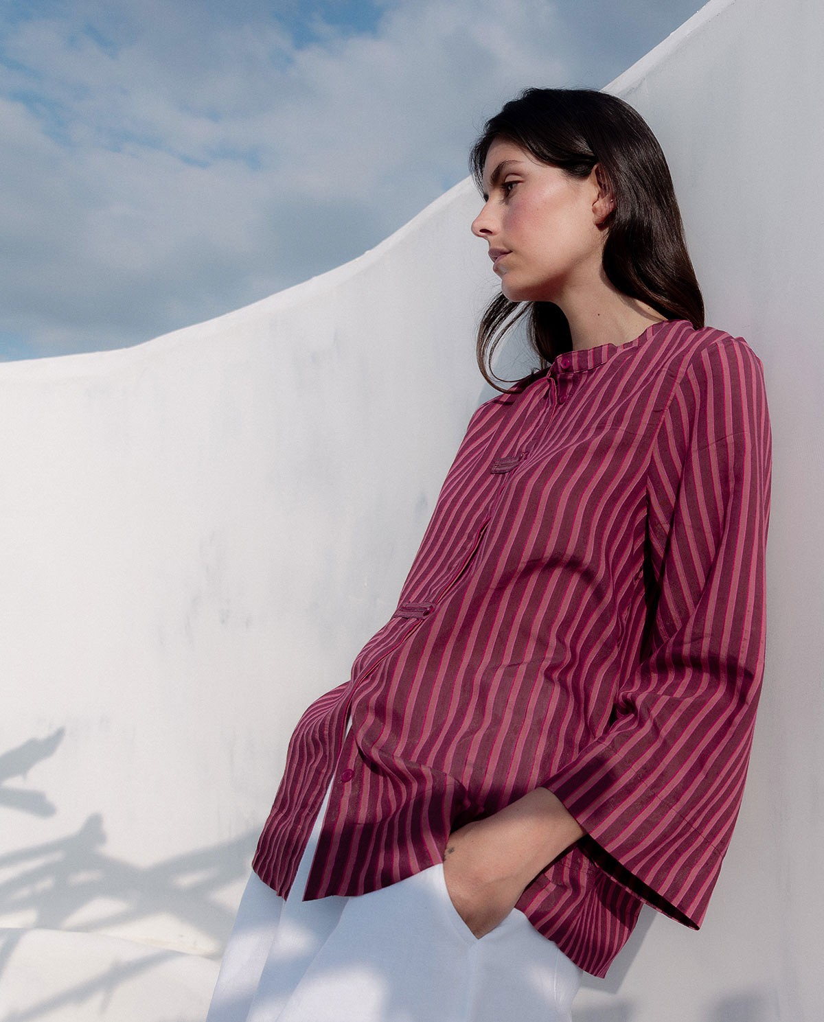 Camisa cuello mao rayas en color rosa, vista frontal con detalle del tejido