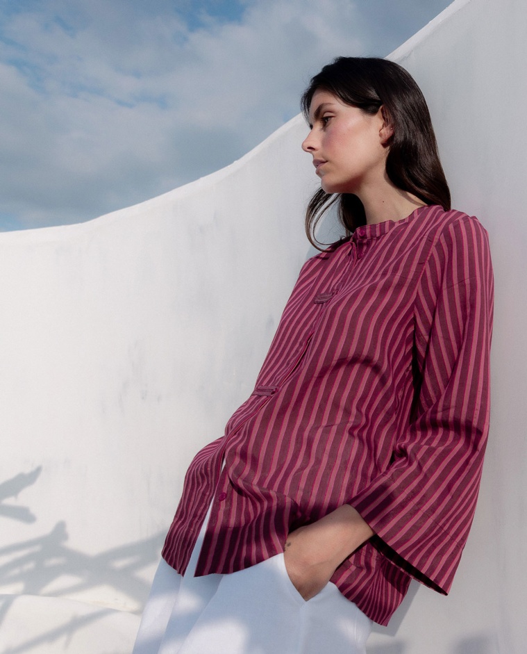 Camisa cuello mao rayas en color rosa, vista frontal con detalle del tejido