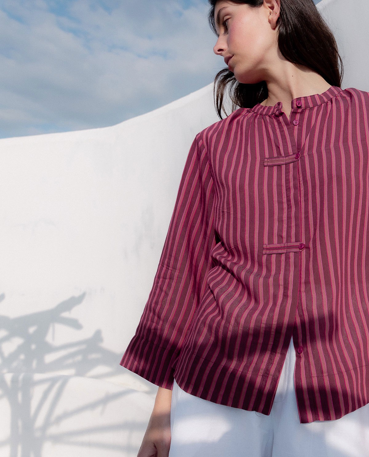 Camisa cuello mao rayas en color rosa, vista frontal con detalle del tejido 2