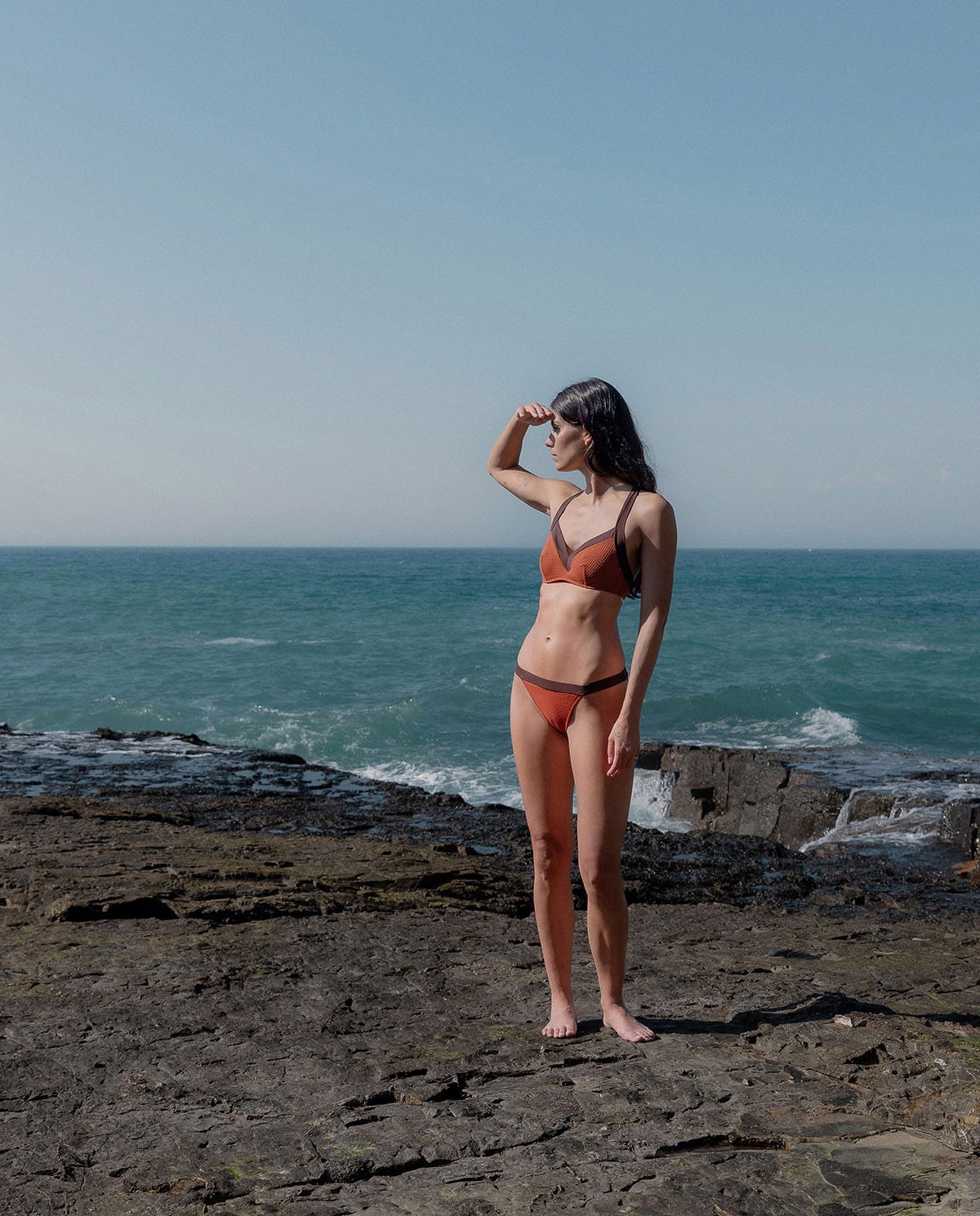 Top bikini bicolor cuello halter con aros en color marron choclate 2