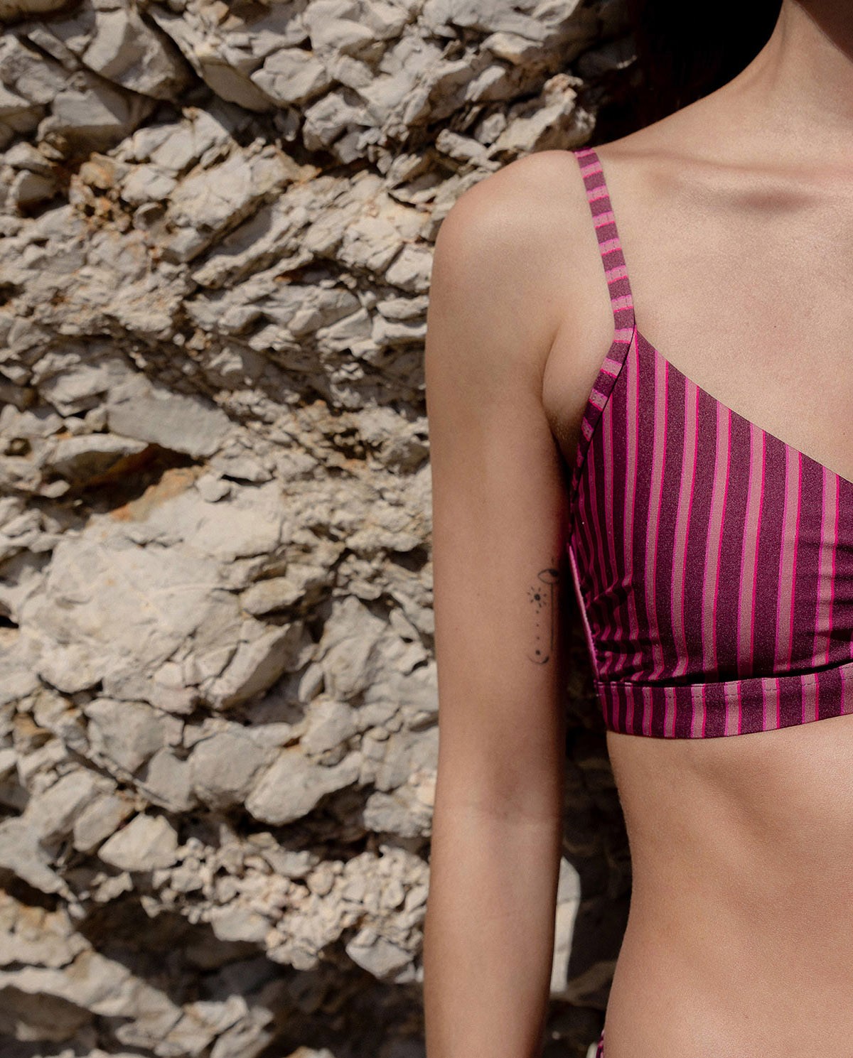 Top bikini con aro y sin relleno. Estampado de rayas en tonos granate y rosados. 1