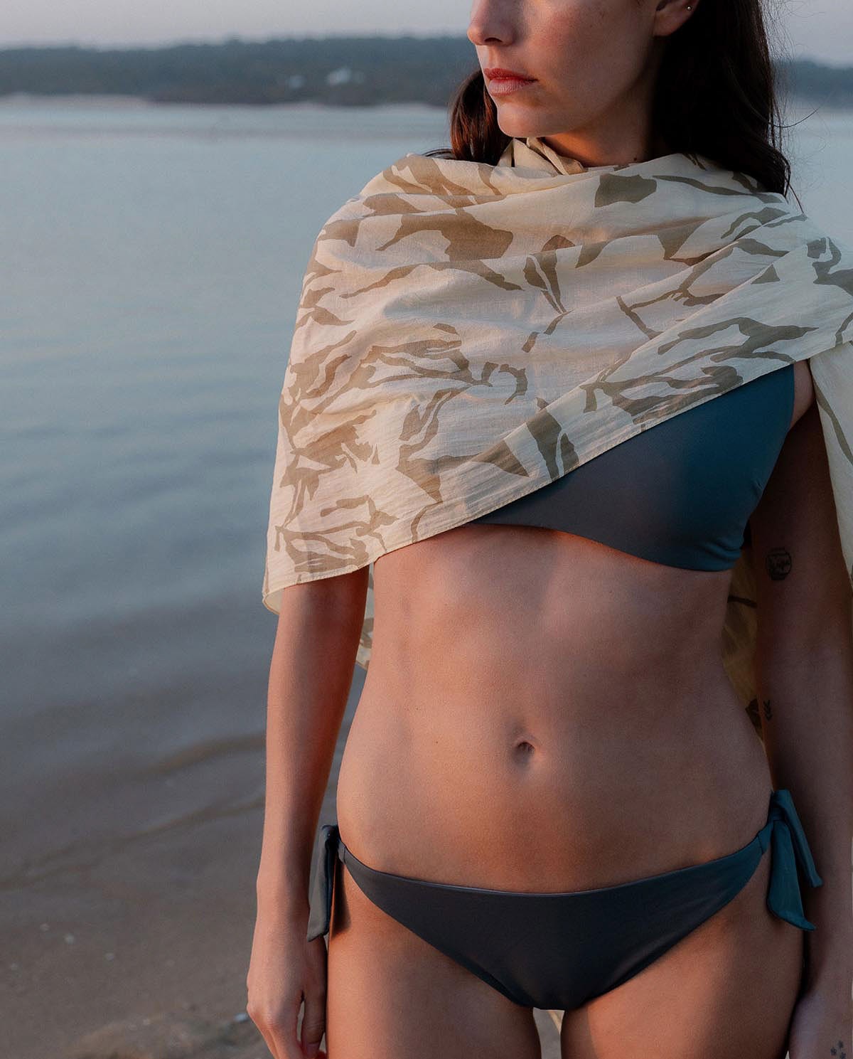 Braguita de bikini lisa azul grisáceo con lazos laterales 2