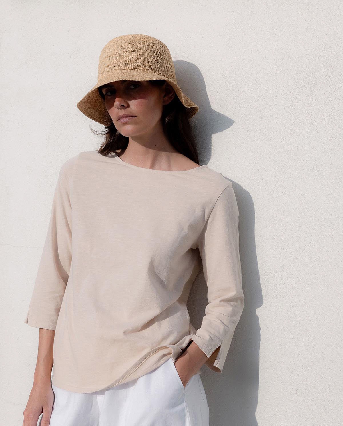 Sombrero bucket de rafia en color natural, vista frontal con detalle del tejido 4