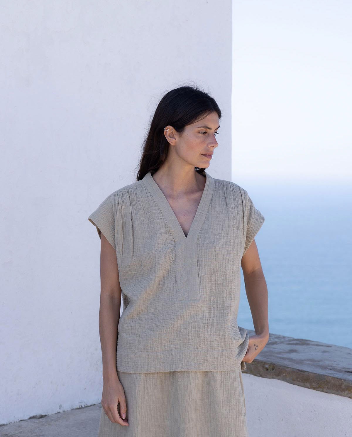 Top de muselina escote pico en color beig, vista frontal con detalle del tejido 4